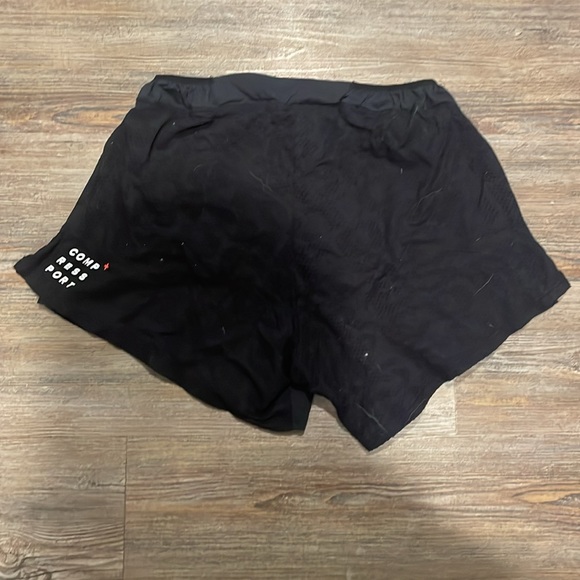 Compressport running shorts (men’s small) - Picture 2 of 3